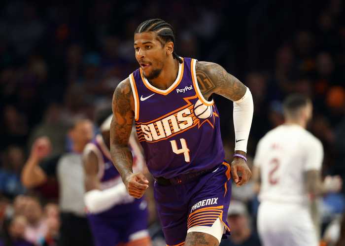 火力全开！杰伦·格林半场13投5中&罚球7中6 砍下18分3板2助