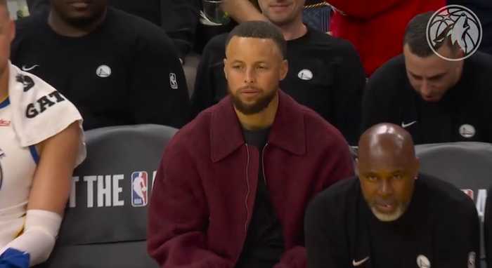 爱德华兹命中三分后场边的库里一直摇头，显得十分无奈