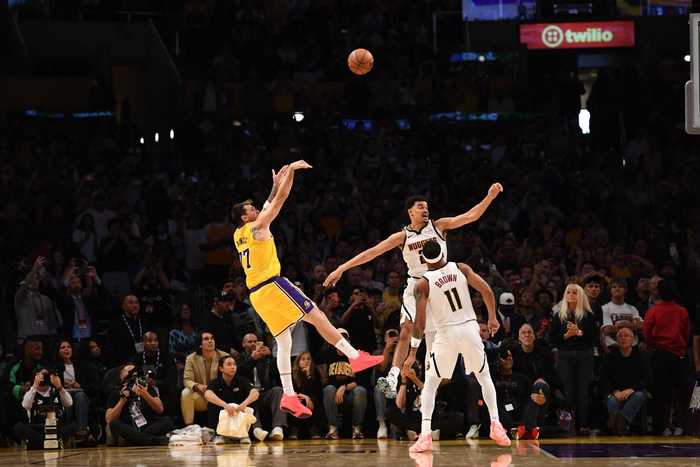 东契奇压哨绝杀掘金，独行侠险胜